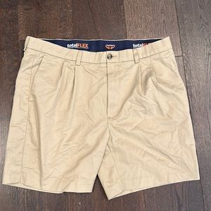 Men’s khaki shorts Roundtree and York total flex